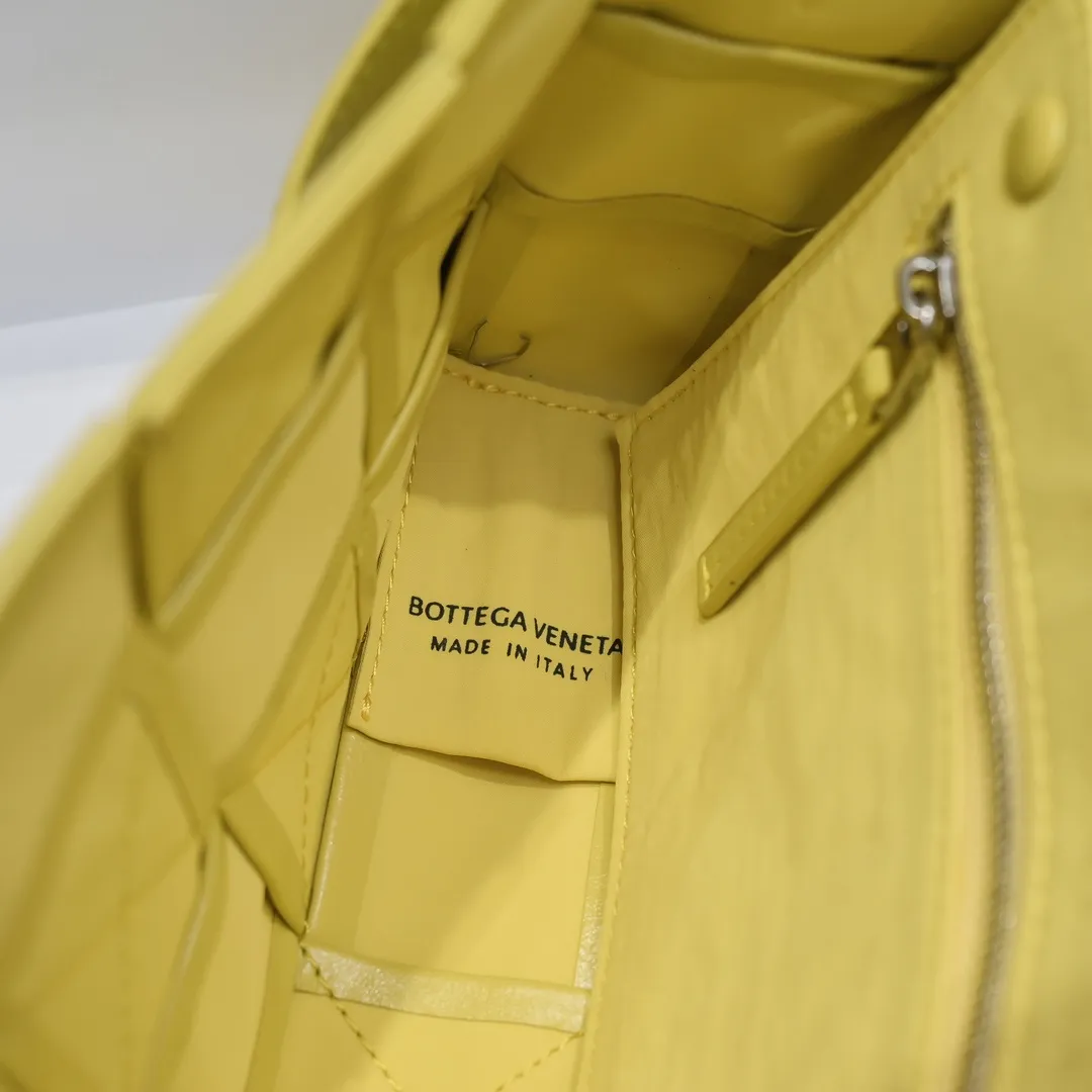 𝒃𝒐𝒕𝒕𝒆𝒈𝒂 𝒗𝒆𝒏𝒆𝒕𝒂-New style𝒄𝒂𝒔𝒔𝒆𝒕𝒕𝒆 The new cassette is really for both men and women 🉑️, the leather surface is changed from lamb to waxed calfskin, the gloss is 💯, the shoulder straps are matched with classic triangle elements, exquisite and fashionable, a street photography artifact (ps: super practical‼️) 🌈Only the highest-end in the market, welcome to compare Size: 23*15*5cm.     Model: 6687# oil wax leather